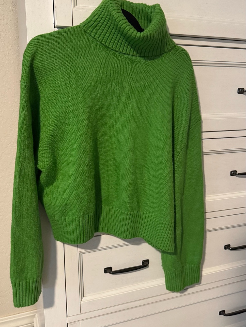 H&M Green Turtleneck Women's Sweater - Classic Cozy Knit